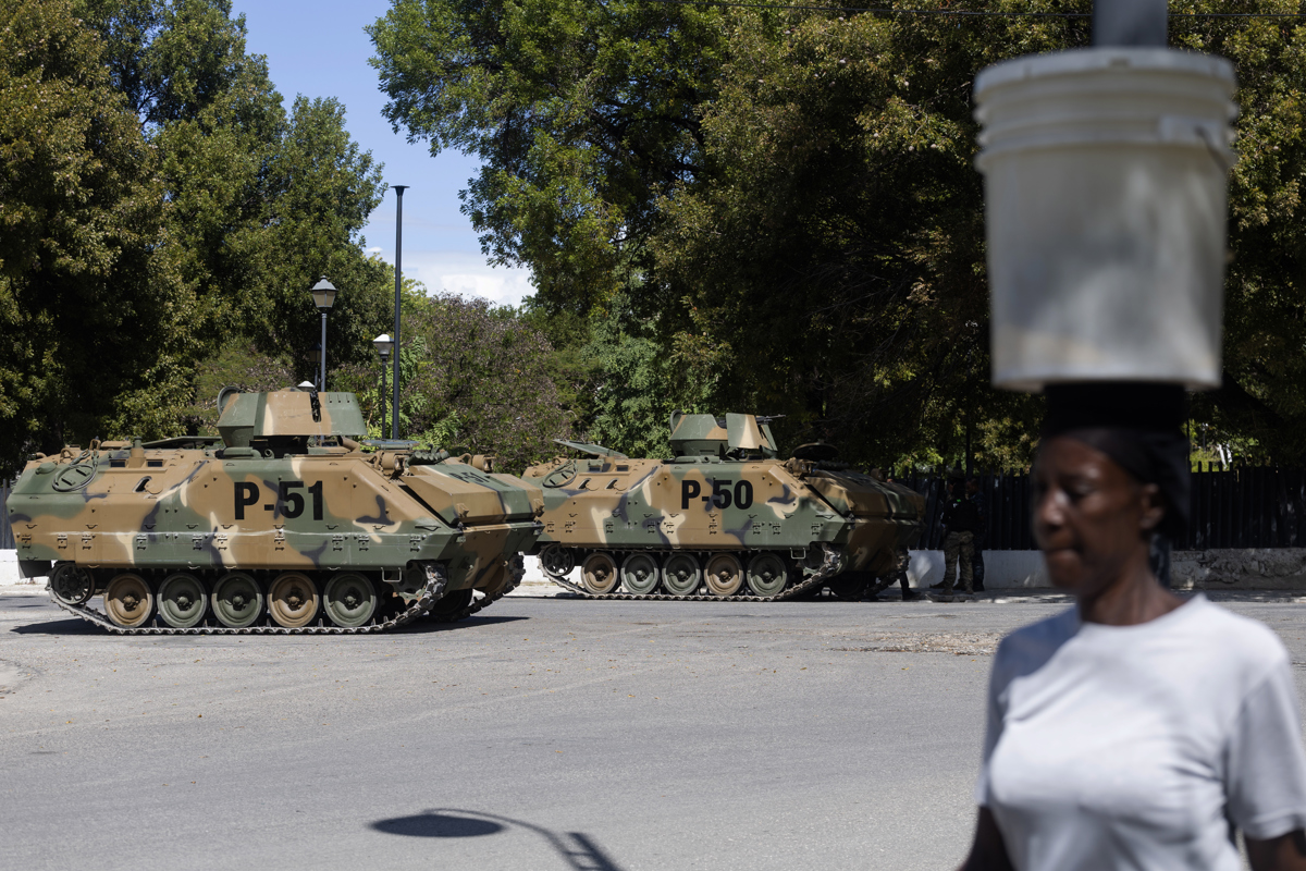 Integrantes de las Fuerzas Armadas de Haití custodian con tanques el acceso al palacio presidencial este viernes, en Puerto Príncipe (Haití). (Foto de Mentor David Lorens de la agencia EFE)