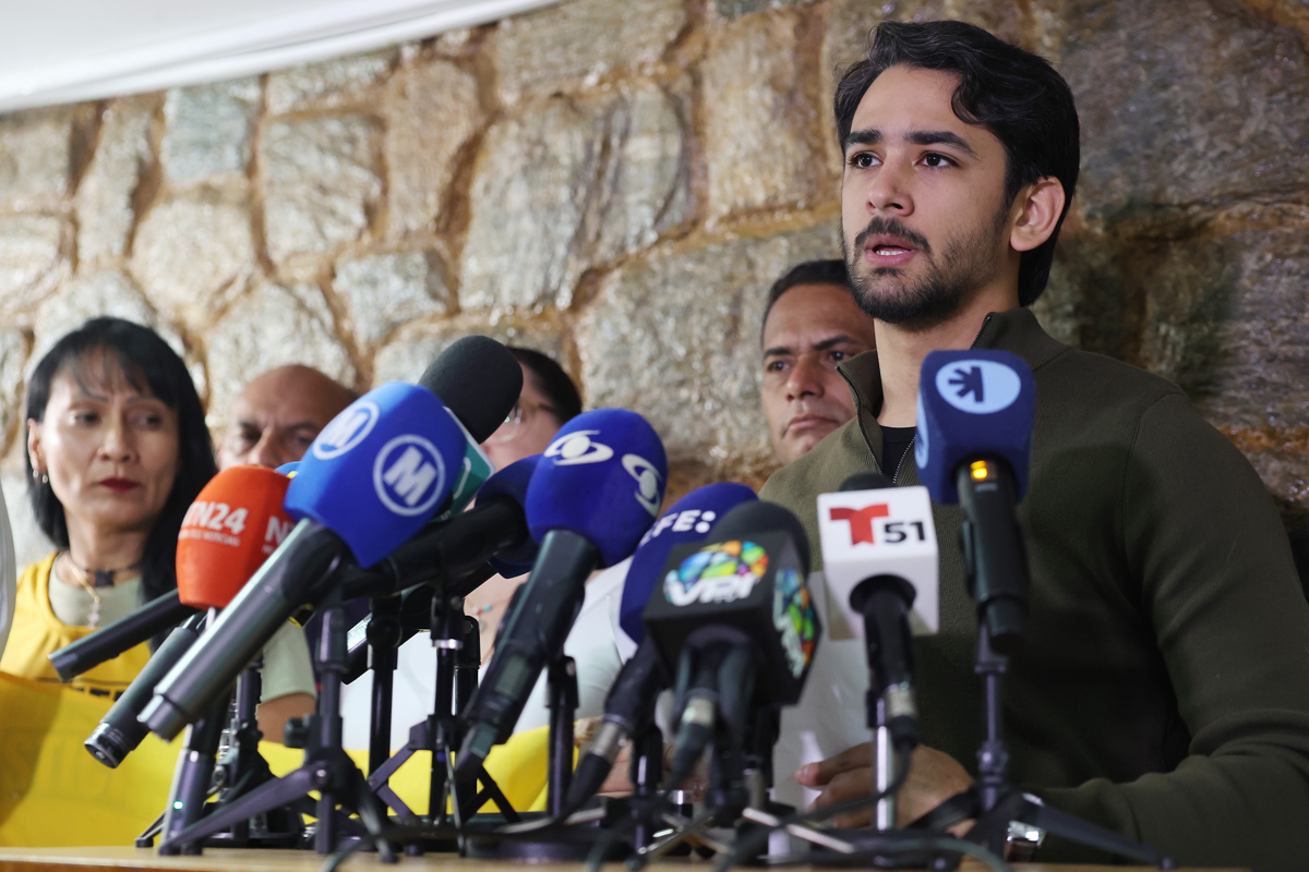 Ramón Guanipa, hijo del exdiputado antichavista Juan Pablo Guanipa, habla durante una rueda de prensa el pasado lunes, en Caracas (Venezuela). (Foto de Miguel Gutiérrez de la agencia EFE)