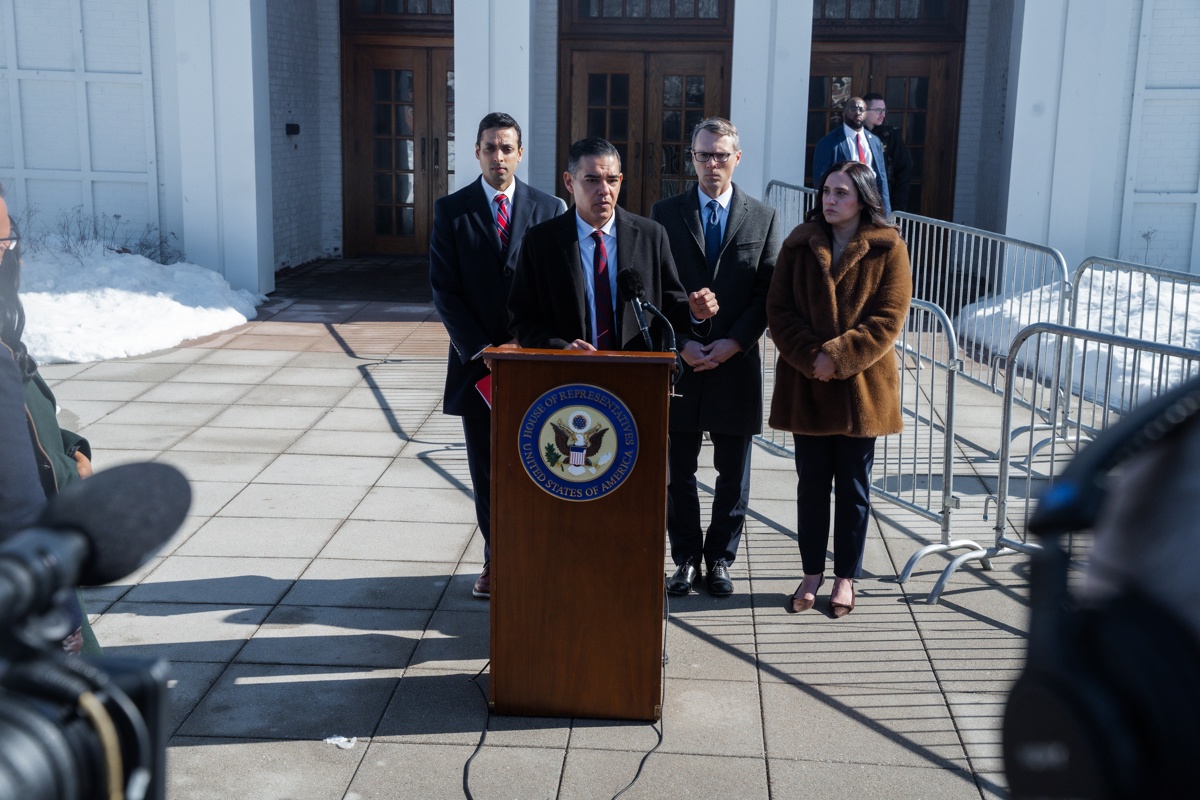 El líder de la minoría del Comité de Supervisión de la Cámara de Representantes de EUA, Robert García (centro), habla con la prensa antes del testimonio programado de la exprimera dama y exsecretaria de Estado Hillary Clinton ante el comité en Chappaqua, Nueva York. (Foto de Olga Fedorova de la agencia EFE)