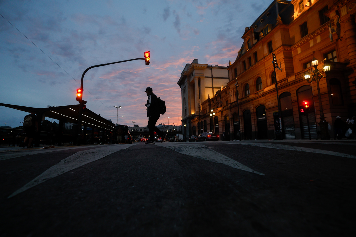 Vista de la zona de la estación ferroviaria de Plaza Constitución en la Ciudad de Buenos Aires, este jueves, durante una huelga general en protesta contra el proyecto de reforma laboral, impulsado por el Gobierno del ultraderechista Javier Milei y que debatirá el pleno de la Cámara de Diputados. (Foto de Juan Ignacio Roncoroni de la agencia EFE)