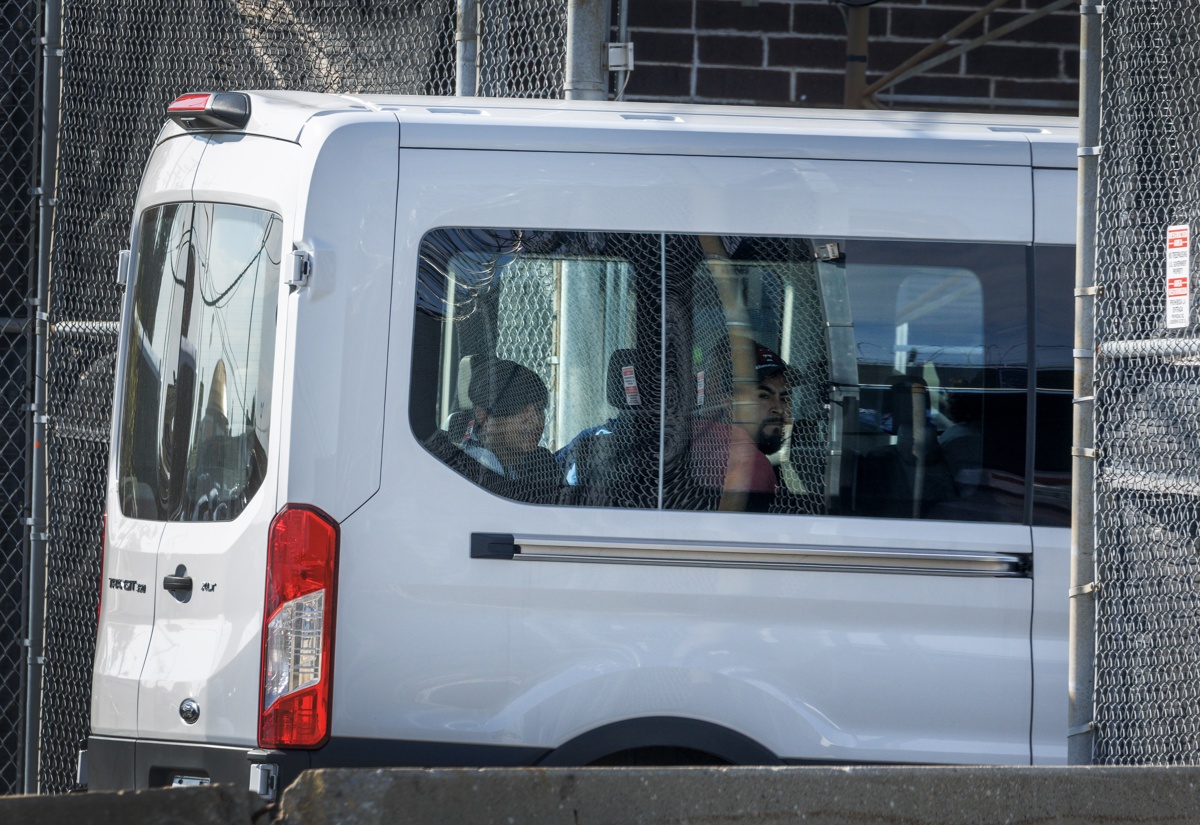 Migrantes detenidos en Chicago (EUA). por el Servicio de Inmigración y Control de Aduanas de Estados Unidos (ICE). (Foto de archivo de Cristóbal Herrera-Ulashkevich de la agencia EFE/EPA)