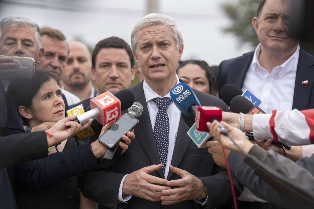 El presidente electo de Chile, José Antonio Kast (c), hablando con periodistas en Viña del Mar (Chile). (Fotografía de archivo del 2 de febrero de 2026 de Adriana Thomasa de la agencia EFE)