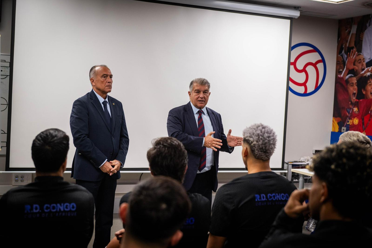 El ya expresidente del FC Barcelona Joan Laporta junto con el actual presidente en funciones, Rafael Yuste (i), durante la visita que ha realizado este martes a la Ciudad Deportiva Joan Gamper para despedirse de los integrantes del primer equipo azulgrana. (Foto FC Barcelona)