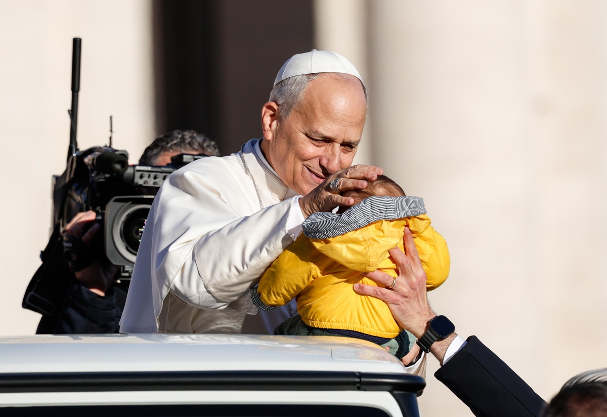 El papa León XIV bendice a un niño durante su audiencia general semanal en la Plaza de San Pedro, Ciudad del Vaticano. (Foto de archivo de Giuseppe Lami de la agencia EFE/EPA)
