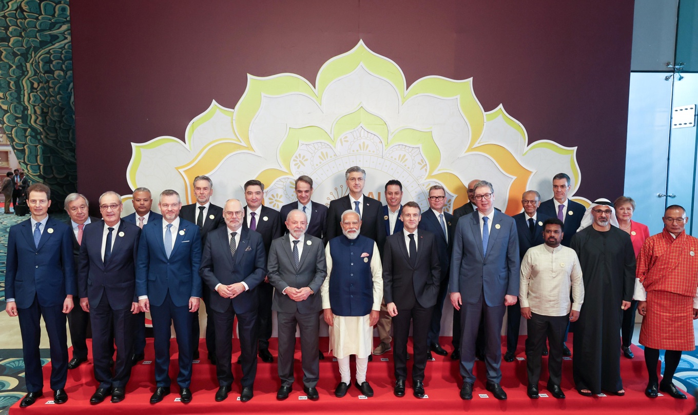 Fotografía oficial de los líderes mundiales posando con el primer ministro indio, Narendra Modi, durante la Cumbre de Impacto de la IA 2026 en Bharat Mandapam, Nueva Delhi, India, este jueves.