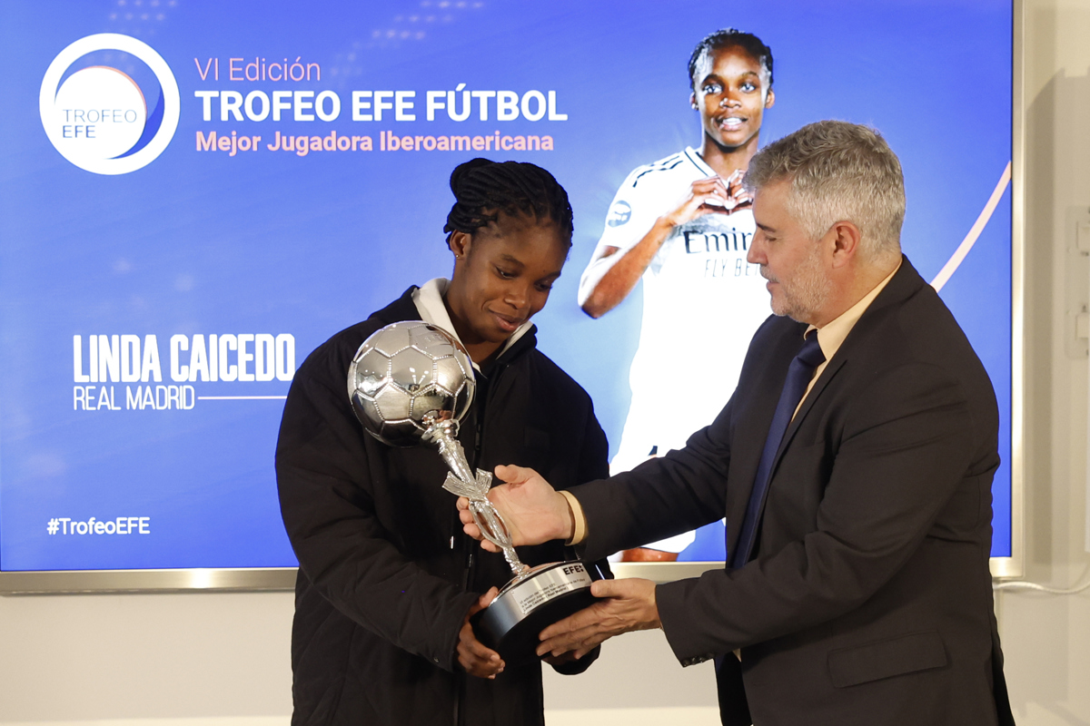 La colombiana Linda Caicedo, futbolista del Real Madrid, recibe el premio a la Mejor Jugadora Iberoamericana de 2025 de manos del presidente de la Agencia EFE, Miguel Ángel Oliver, durante acto celebrado este lunes en la sede de la Agencia EFE. (Foto de Ballesteros de la agencia EFE)