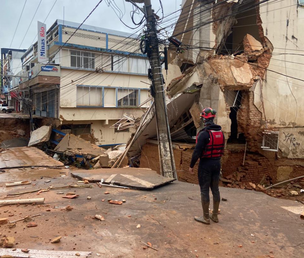 Fotografía cedida por el Cuerpo de Bomberos de Minas Gerais que muestra a uno de sus integrantes observando varias edificaciones afectadas por las lluvias este martes, en Juiz de Fora, en el estado de Minas Gerais (Brasil). (Fotografía del Cuerpo de Bomberos de Minas Gerais)