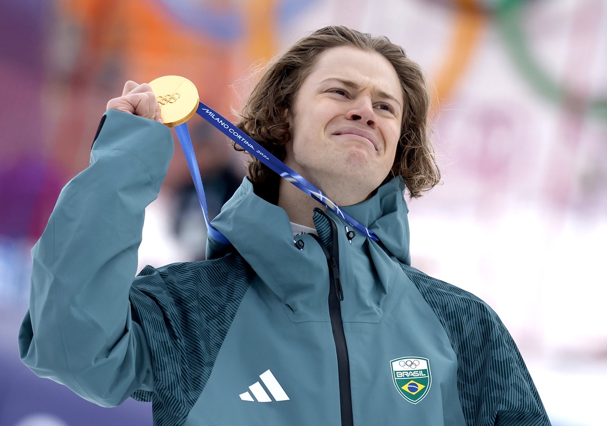Lucas Pinheiro, que marcó uno de los grandes hitos del olimpismo al conseguir, en los Juegos de Milán-Cortina d'Ampezzo (Italia), el primer título olímpico invernal de toda la historia de Brasil, tras ganar el gigante de esquí alpino, disputado este sábado en la estación de Bormio. (Foto de Guillaume Horcajuelo de la agencia EFE/EPA)