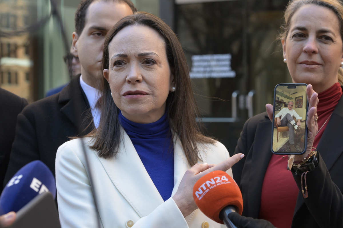 La principal líder opositora venezolana, María Corina Machado, habla con periodistas a su salida de la Comisión Interamericana de Derechos Humanos (CIDH) este lunes, en Washington (Estados Unidos). (Foto de Lenin Nolly de la agencia EFE)