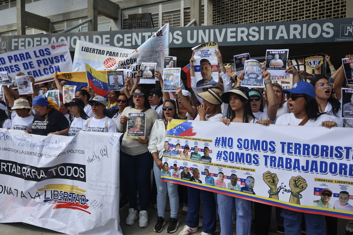 Personas sostienen carteles durante una manifestación convocada por el Movimiento Estudiantil de la Universidad Central de Venezuela, exigiendo la libertad de los presos políticos, este martes en Caracas (Venezuela). (Foto de Miguel Gutiérrez de la agencia EFE)