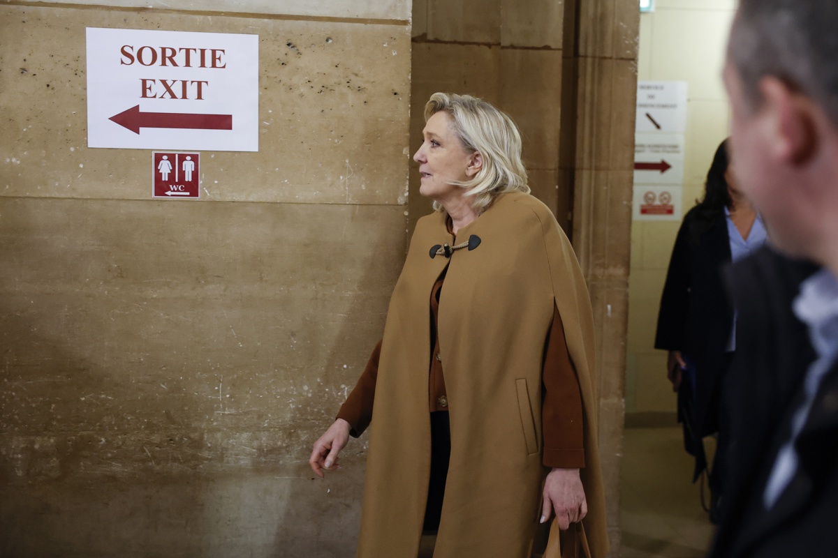 La líder del partido parlamentario del Rassemblement National (RN), Marine Le Pen (L), llega al tribunal de París el día de los argumentos finales de la acusación en el juicio de apelación del caso de malversación del RN, en París, Francia, 03 de febrero de 2026. (Foto de Yoan Valat de la agencia EFE/EPA)