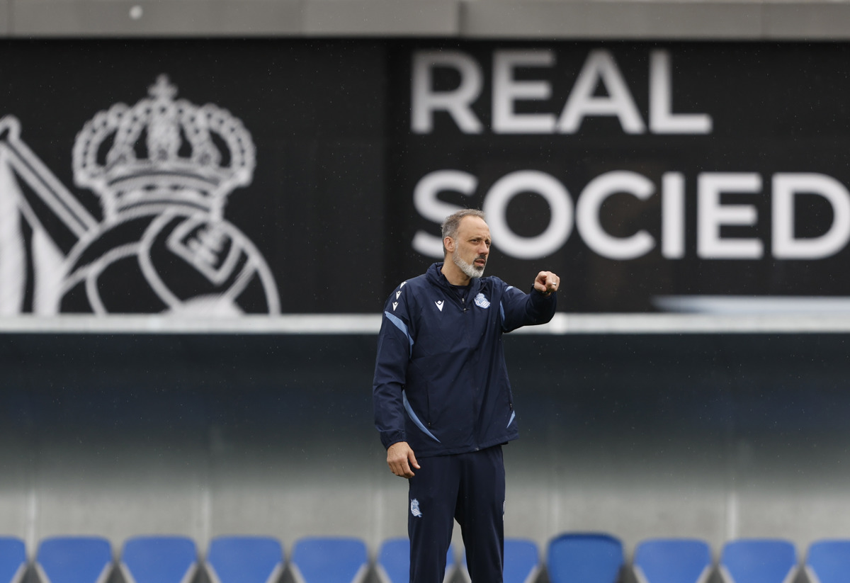 El entrenador de la Real Sociedad, Pellegrino Matarazzo (c), prepara este martes el partido de ida de la Semifinal de la Copa del Rey que el miércoles les enfrenta contra el Athletic Club en el estadio de San Mamés de Bilbao. (Foto de Juan Herrero de la agencia EFE)