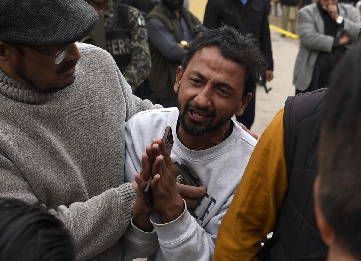 Agentes de seguridad pakistaníes vigilan el lugar de un atentado suicida contra una mezquita chií en Islamabad, Pakistán. (Foto de Sohail Shahzad de la agencia EFE/EPA)