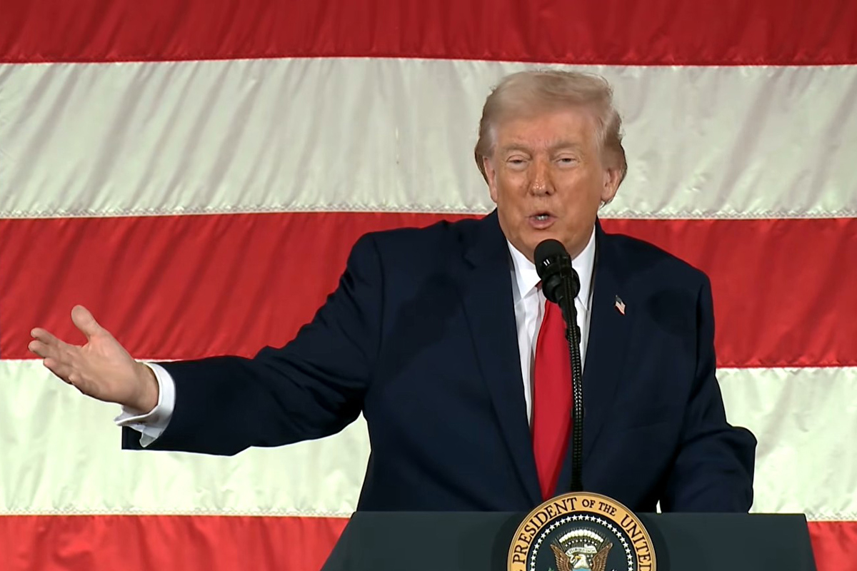 Captura de video de una transmisión de La Casa Blanca del presidente de EUA, Donald Trump, este viernes, en Fort Bragg en Carolina del Norte.