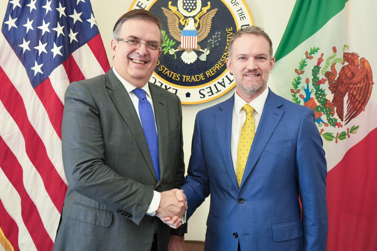 Fotografía cedida por la Representación Comercial de Estados Unidos donde aparece su representante, Jamieson Greer (i), y el secretario de Economía de México, Marcelo Ebrard (d), saludándose durante un encuentro este miércoles, en Washington (Estados Unidos). (Foto de la Representación Comercial EUA)