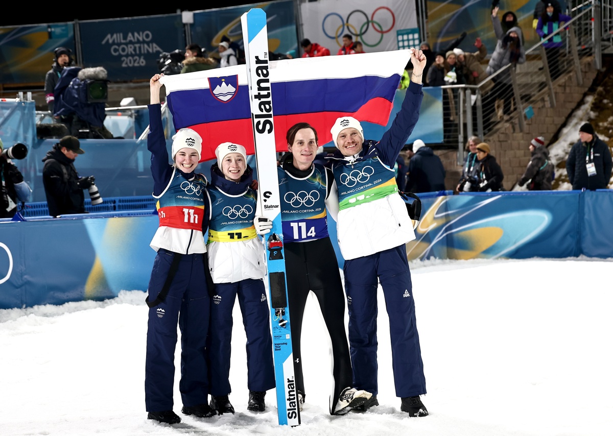 Nika (D) y Domen Prevc (I) Anze Lanisek y Nika Vodan (I), se proclamó campeona olímpica de saltos de esquí nórdico por equipos mixtos de los Juegos Olímpicos de Milán Cortina d'Ampezzo. (Foto de Filip Singer de la agencia EFE/EPA)