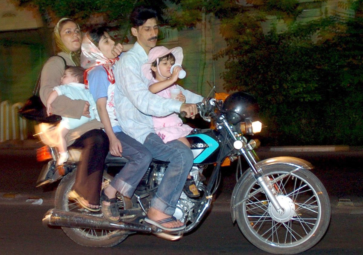 Imagen sin fecha de una familia iraní que se dirige en moto a las celebraciones del aniversario del imán chiíta Majdi, una de las principales fiestas de Irán. (Foto de Manuel de Almeida de la agencia EFE)