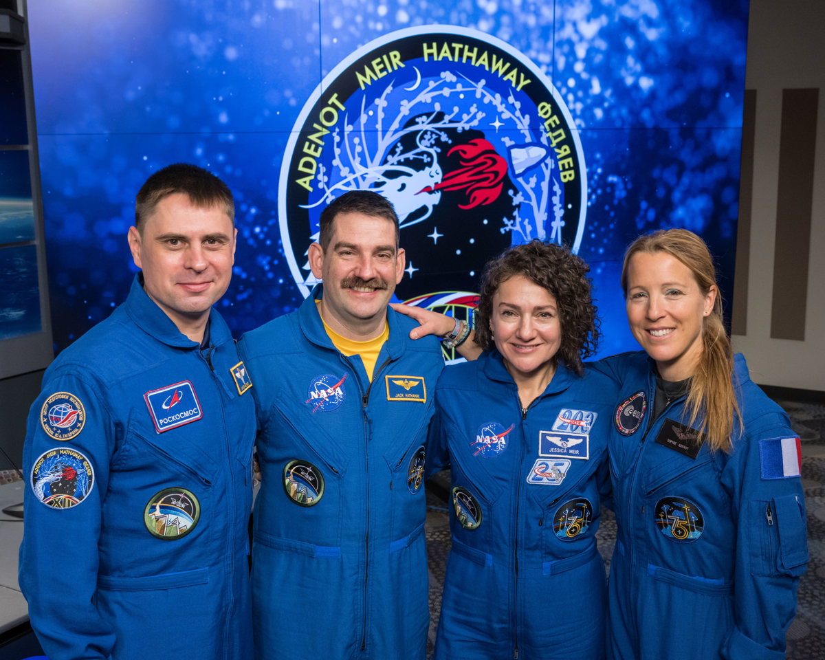 En la imagen aparecen los 4 integrantes de la misión SpaceX Crew-12 de la NASA a la Estación Espacial Internacional, de izquierda a derecha, el cosmonauta de Roscosmos y especialista de misión, Andrey Fedyaev; los astronautas de la NASA, Jack Hathaway y Jessica Meir, piloto y comandante respectivamente, y la astronauta de la ESA (Agencia Espacial Europea) y especialista de misión, Sophie Adenot, posando con sus trajes espaciales el 30 de enero de 2026 en el Centro Espacial Johnson en Houston, Texas (EUA). (Foto de James Blair/NASA)