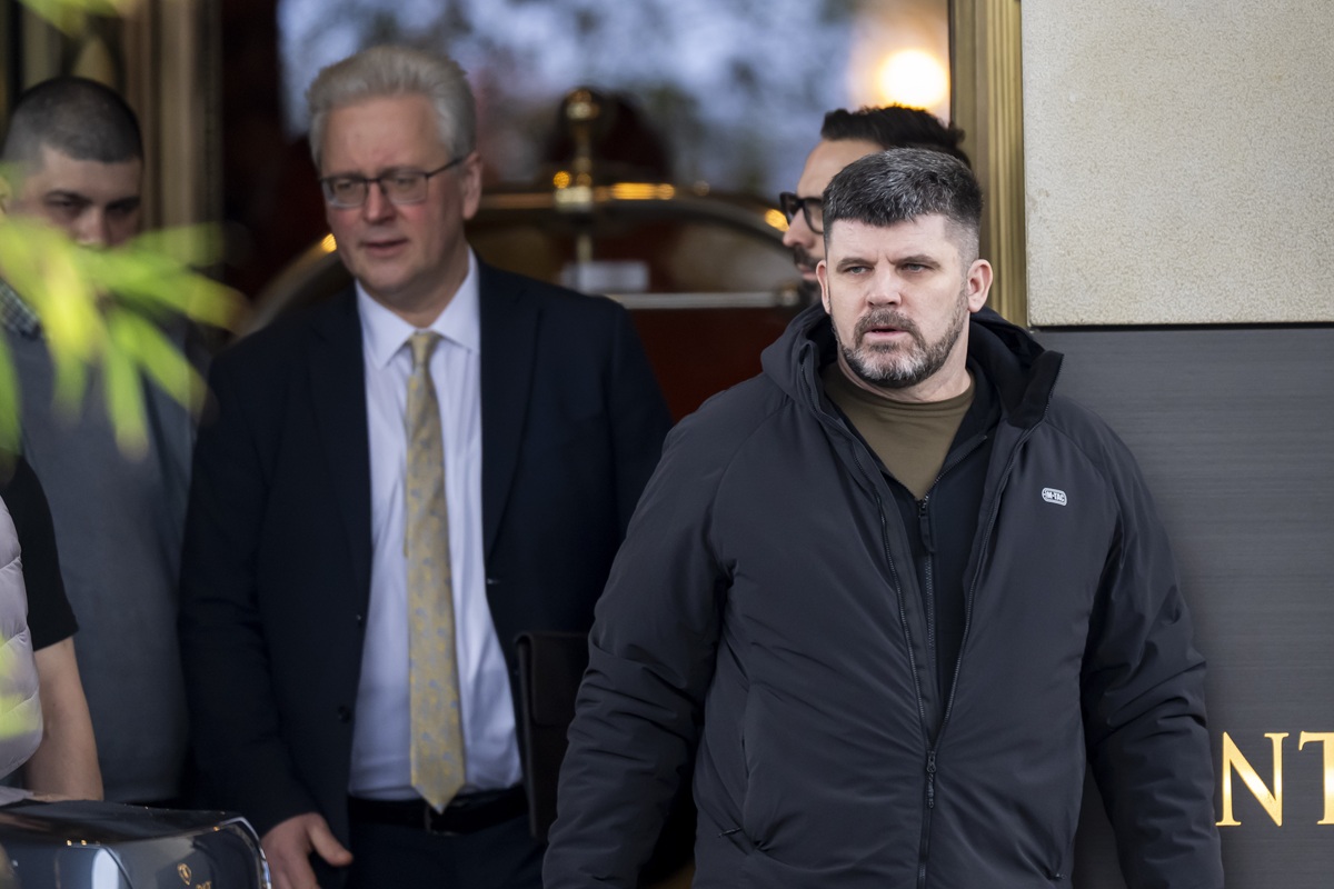 El jefe del Estado Mayor de las Fuerzas Armadas de Ucrania, Andrii Hnatov (R), abandona el Hotel Intercontinental en Ginebra, Suiza, el 18 de febrero de 2026. (Foto de Martial Trezzini de la agencia EFE/EPA)