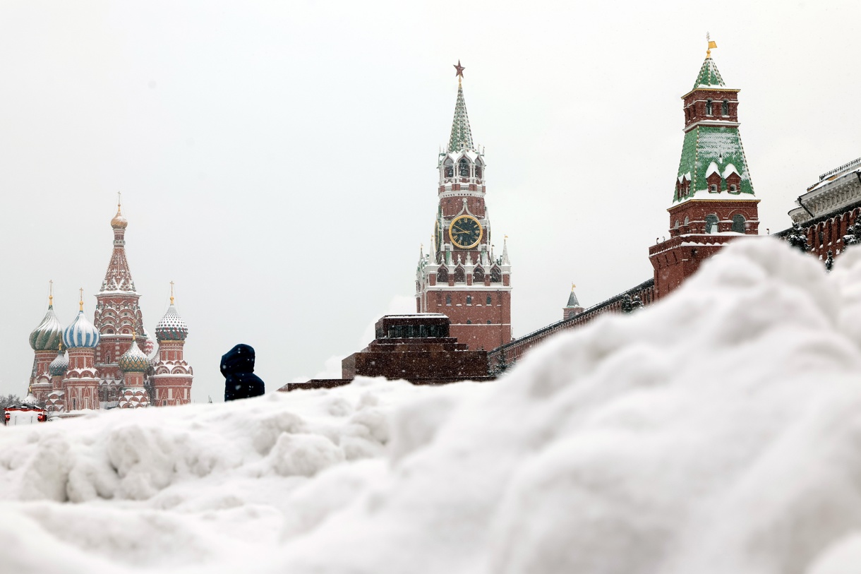 Una mujer camina por la Plaza Roja nevada, cerca del Kremlin, en Moscú (Rusia) este miércoles. (Foto de Maxim Shipenkov de la agencia EFE/EPA)