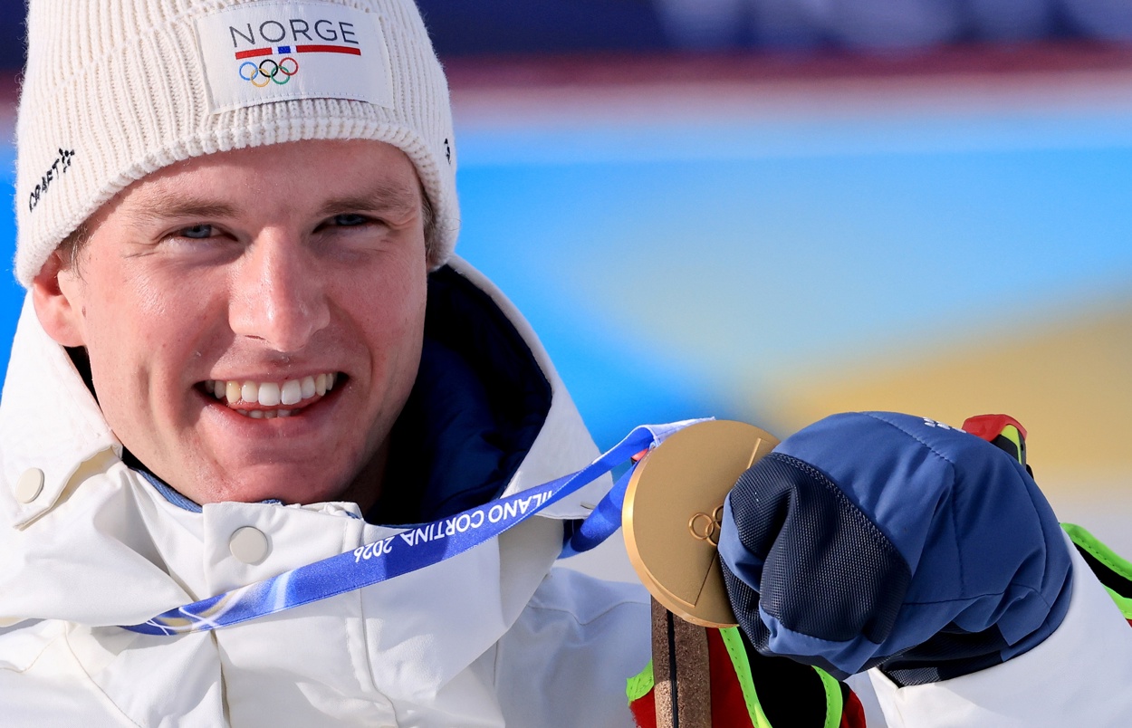 El esquiador noruego Johan-Olav Botn en la prueba combinada de esquí de fondo y tiro con rifle de veinte kilómetros en los Juegos Olímpicos de Invierno de Milán Cortina (Italia). (Foto de Pierre Teyssot de la agencia EFE/EPA)