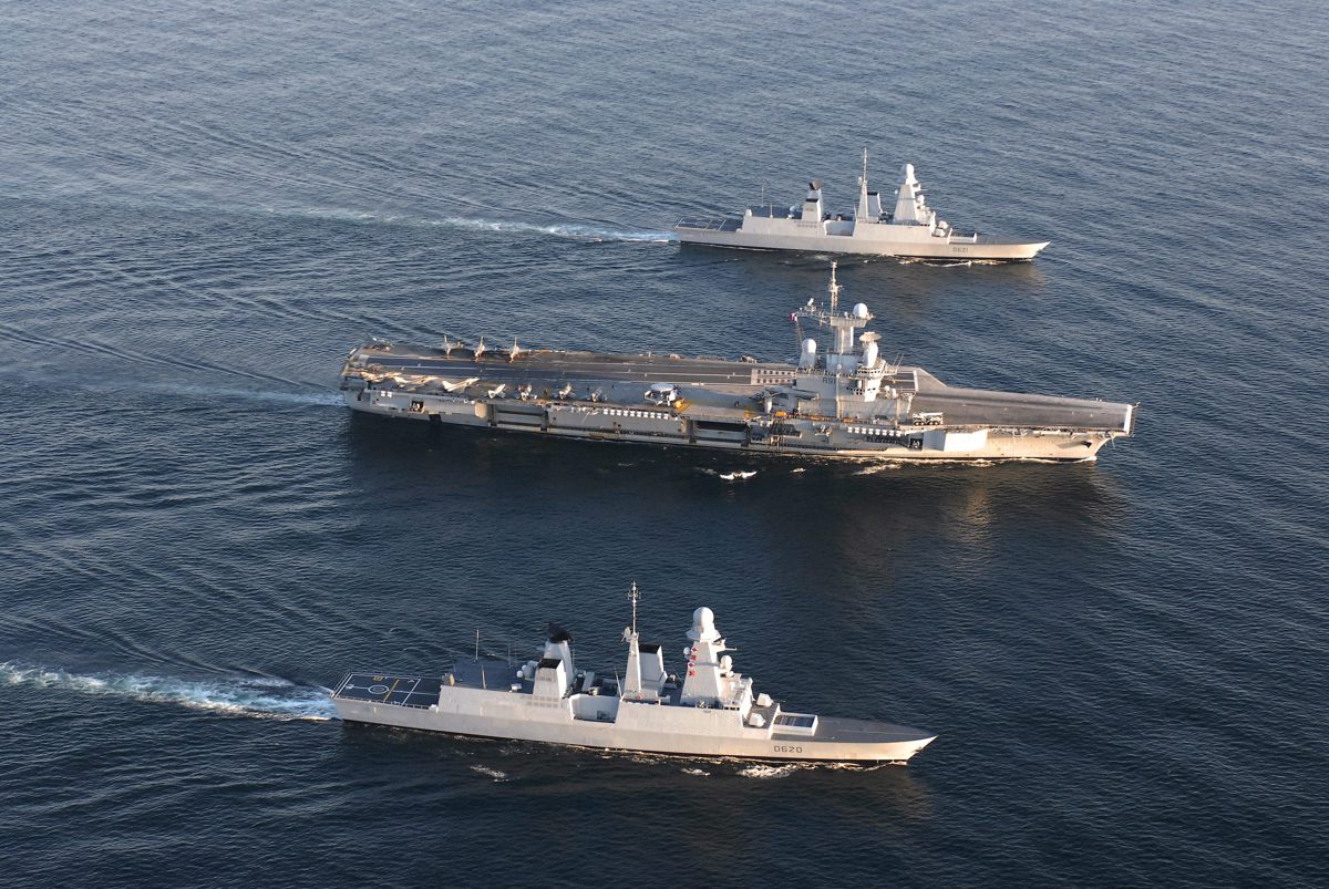 Imagen facilitada por la Marina francesa que muestra al portaaviones Charles De Gaulle (C) junto a los destructores Forbin (i) y Chevalier Paul (d) durante unas maniobras militares de la OTAN, en un lugar del Círculo Polar Ártico. (Foto de archivo de Marina francesa / EFE)