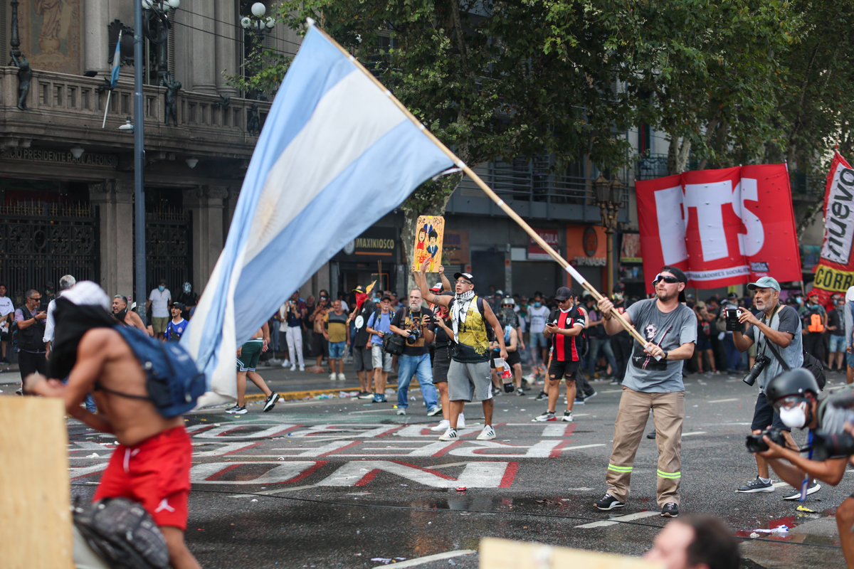 Personas participando en una manifestación contra la reforma laboral en Buenos Aires (Argentina). (Foto de 11 de febrero de 2026 de Juan Ignacio Roncoroni de la agencia EFE)