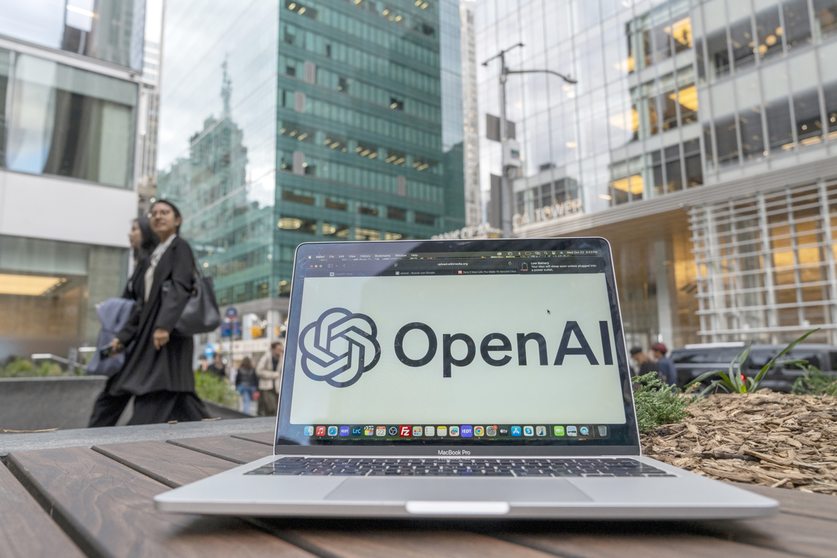 Una computadora con el logotipo de la empresa OpenAI en su pantalla en Nueva York (EUA). (Fotografía de archivo de Ángel Colmenares de la agencia EFE)