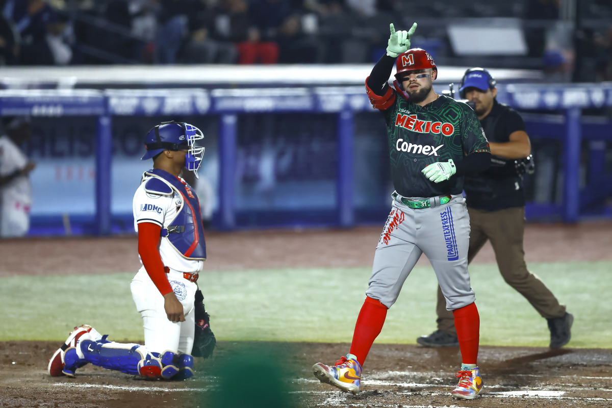 Julián Ornelas (d) de México Rojo celebra una anotación durante un partido de La Serie del Caribe de Béisbol 2026 entre México Rojo y Panamá en el Estadio Panamericano, en Guadalajara (México). (Foto de Francisco Guasco de la agencia EFE)