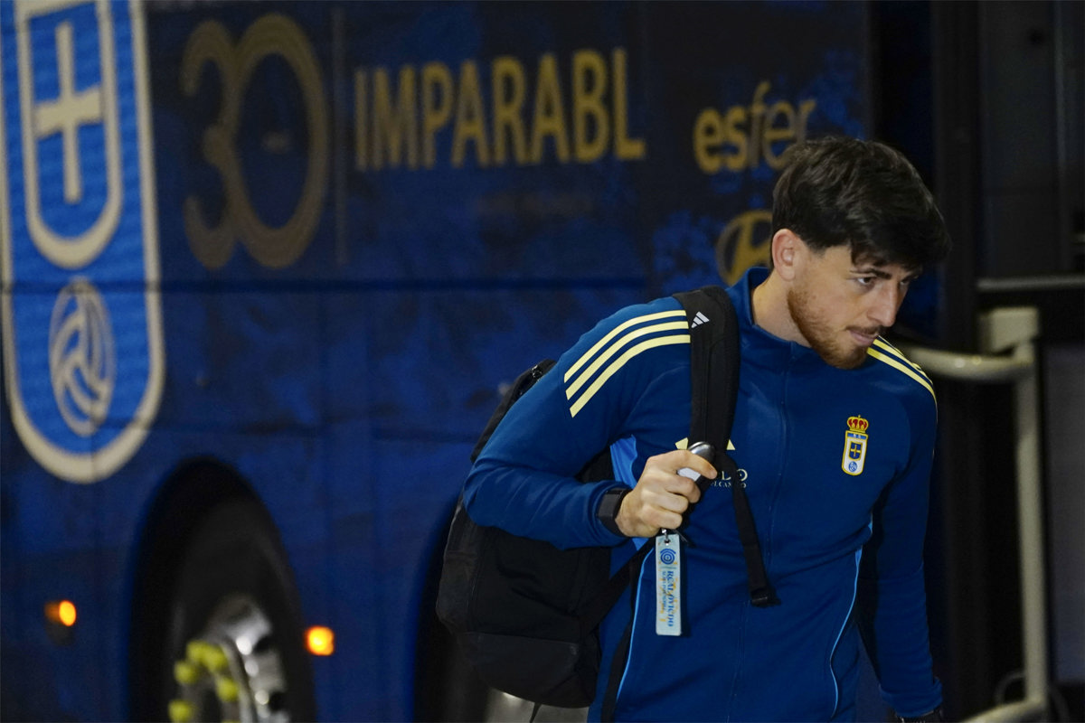 El jugador del Real Oviedo, Colombatto a la llegada al Estadio Carlos Tartiere, el pasado sábado, después del aplazamiento de su partido ante el Rayo Vallecano. (Foto de Paco Paredes de la agencia EFE)