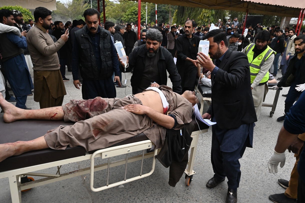 Personas trasladan a las víctimas heridas a un hospital tras un ataque suicida con bomba en una mezquita musulmana chiita en Islamabad, Pakistán, 06 de febrero de 2026. (Foto de Sohail Shahzad de la agencia EFE/EPA)