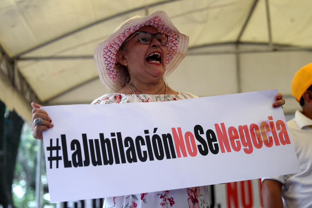 Una mujer sostiene un cartel durante una marcha este martes, en Asunción (Paraguay). (Foto de Juan Pablo Pino de la agencia EFE)