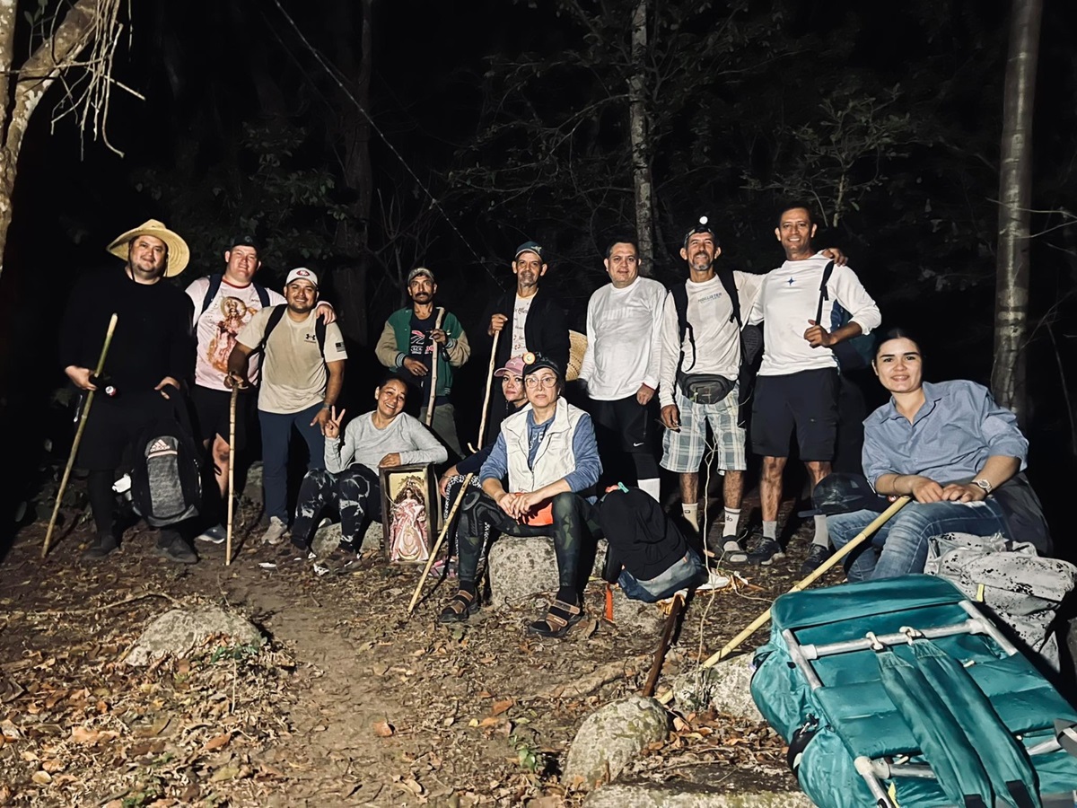 (Imagen cedida por el Sindicato de Trabajadores al Servicio del Ayutamiento de Tecomán, DIF y Comapat, del grupo de trabajadores que iban en una peregrinación rumbo a Talpa, Jalisco)