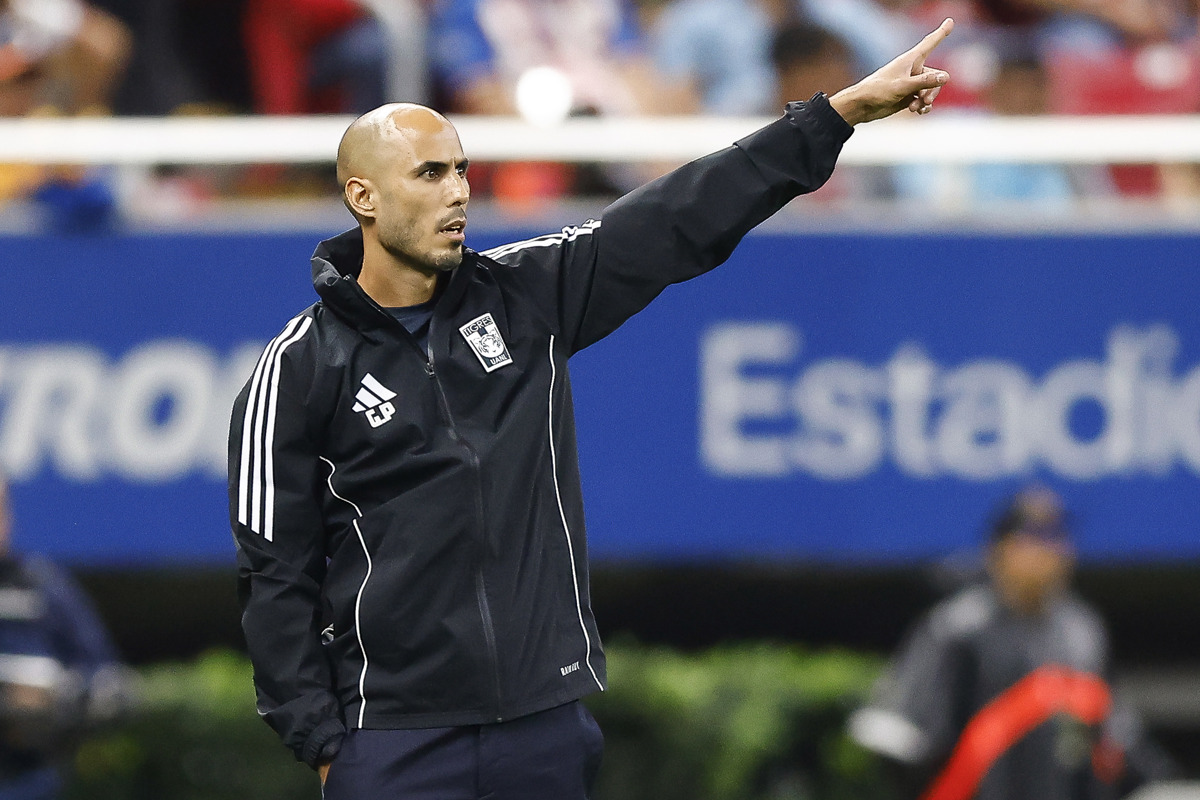 El entrenador de Tigres, Guido Pizarro, reacciona durante un partido en el estadio Akron, en Guadalajara (México). (Foto de Francisco Guasco de la agencia EFE)
