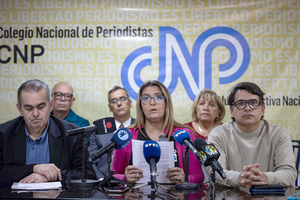 La secretaria general del Colegio Nacional de Periodistas (CNP), Delvalle Canelón (c), habla junto al secretario general del Sindicato Nacional de Trabajadores de la Prensa (SNTP), Marco Ruiz (d), durante una rueda de prensa este miércoles, en Caracas (Venezuela). (Foto de Ronald Peña R de la agencia EFE)