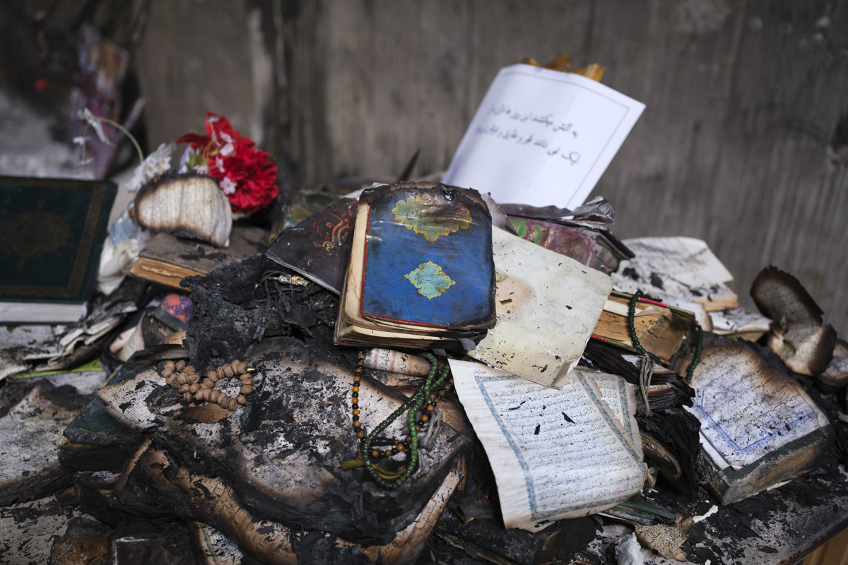 Coranes quemados de la mezquita Beheshti, del oriental barrio de Tehranpars, durante las protestas que han sacudido el país en las últimas semanas. (Fotografía de archivo de Jaime León de la agencia EFE)