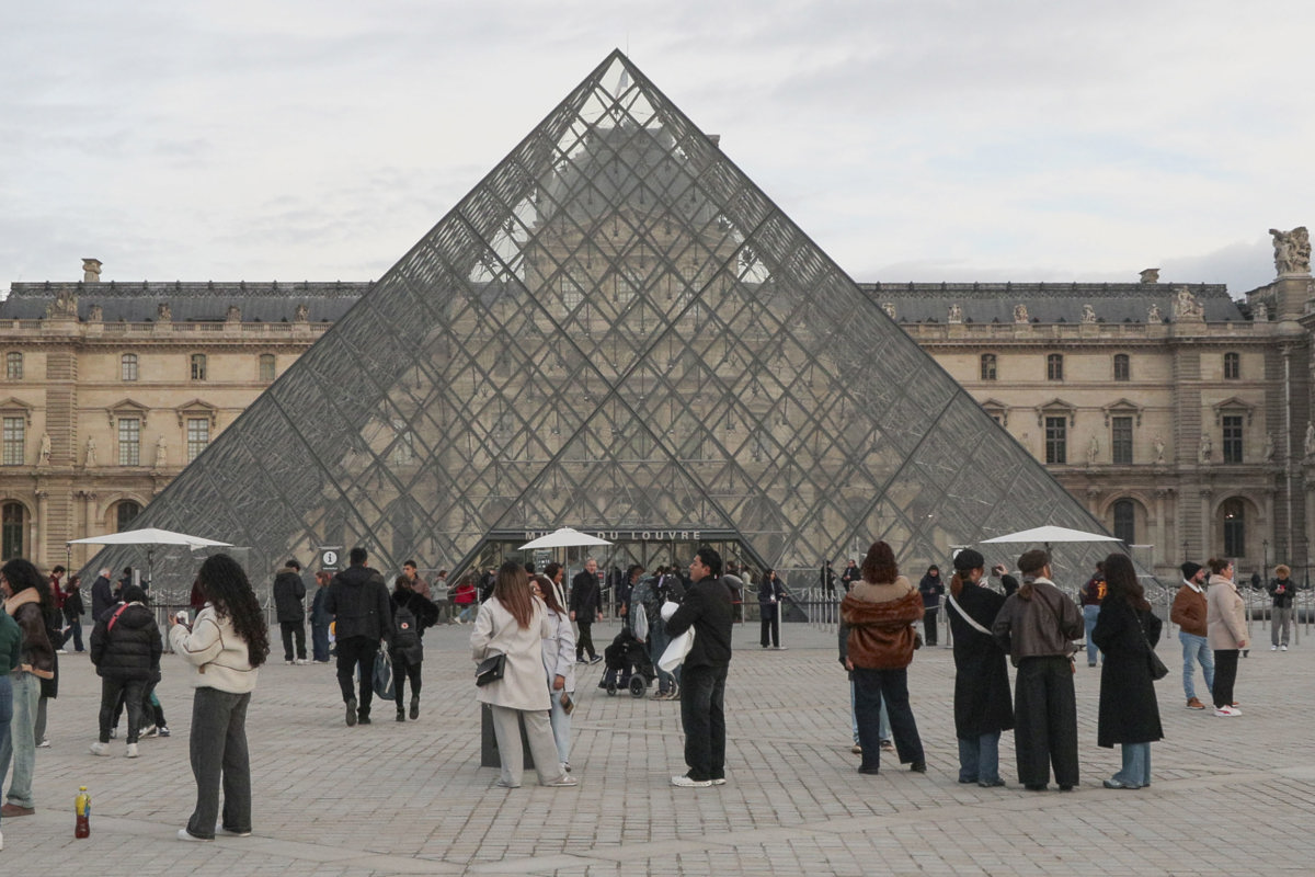 El museo del Louvre, en París. (Foto de Edgar Sapiña Manchado de la agencia EFE)