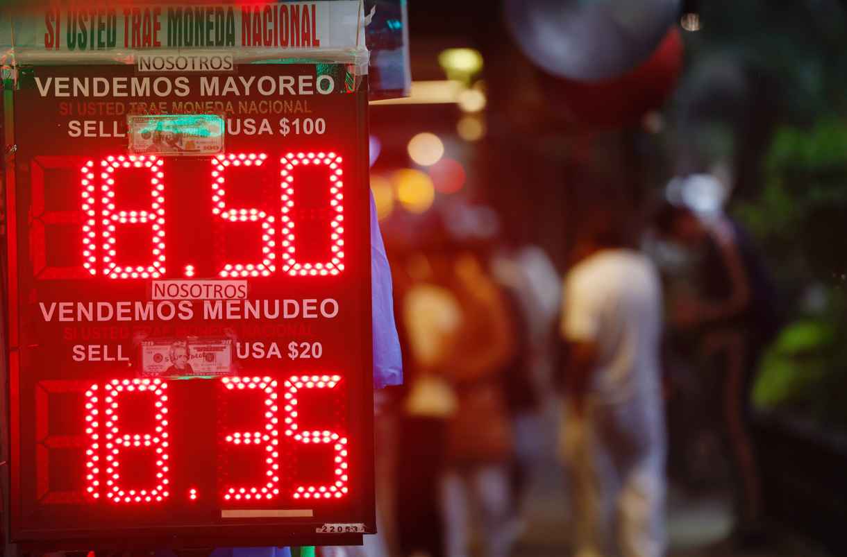 En la imagen se observa el tablero de una casa de cambio en la Ciudad de México (México). (Foto de archivo del 22 de diciembre de 2025 de Sáshenka Gutiérrez de la agencia EFE)