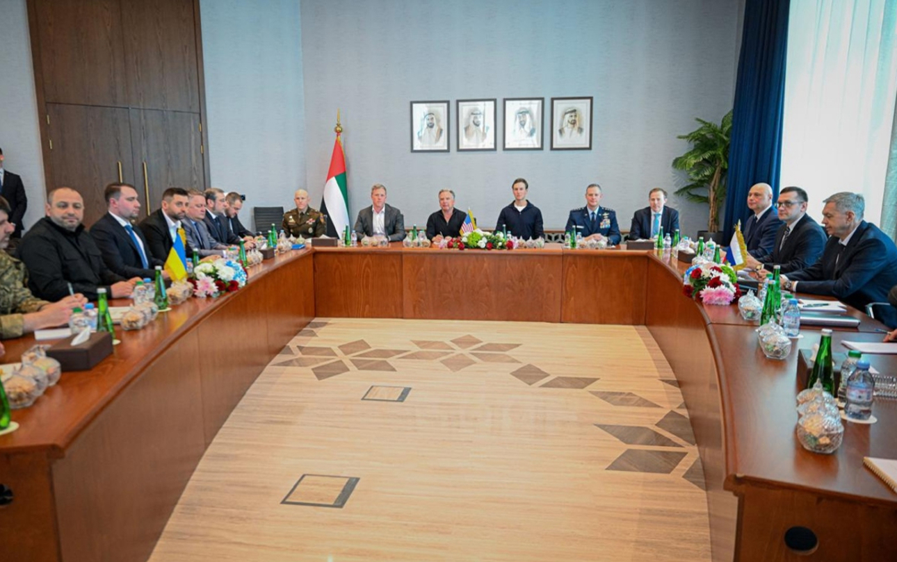 La segunda ronda de contactos trilaterales entre negociadores de Ucrania, Rusia y EUA para poner fin a la guerra entre Moscú y Kiev ha comenzado este miércoles en la capital de los Emiratos Árabes Unidos, Abu Dabi. Ambas delegaciones repiten composición en esta segunda ronda de los contactos trilaterales, que según ha dicho el presidente Zelenski, se extenderán también al jueves. (Foto de Ministerio de Exteriores de EAU)
