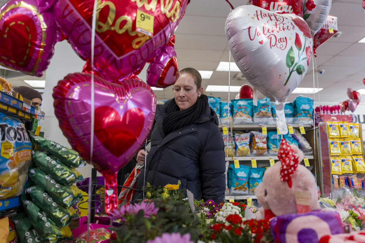 Una persona observa globos por el Día de San Valentín este viernes, en un centro comercial en Nueva York (EUA). (Foto de Ángel Colmenares de la agencia EFE)