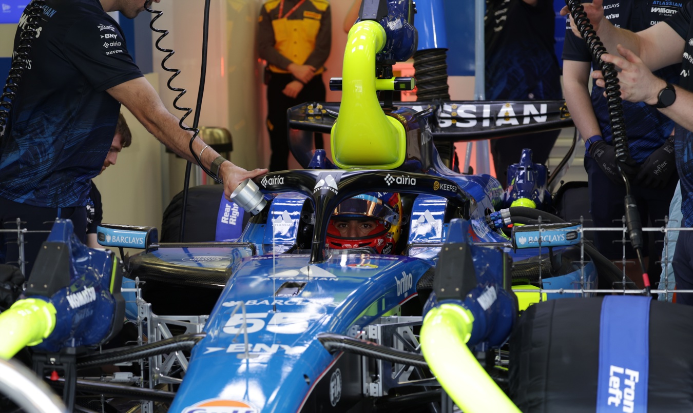 El piloto español del equipo Williams, Carlos Sainz Jr, se prepara para los entrenamientos de pretemporada de F1, este miércoles, en Bárein. (Foto de Ali Haider de la agencia EFE/EPA)