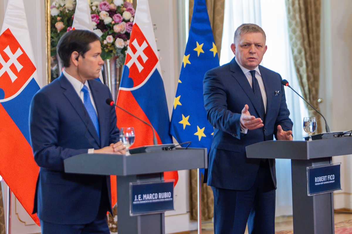 El secretario de Estado de Estados Unidos, Marco Rubio (I), en una conferencia de prensa conjunta con el primer ministro eslovaco, Robert Fico (D), en Bratislava. (Foto de Dominika Kortvelyesiova de la agencia EFE/EPA)