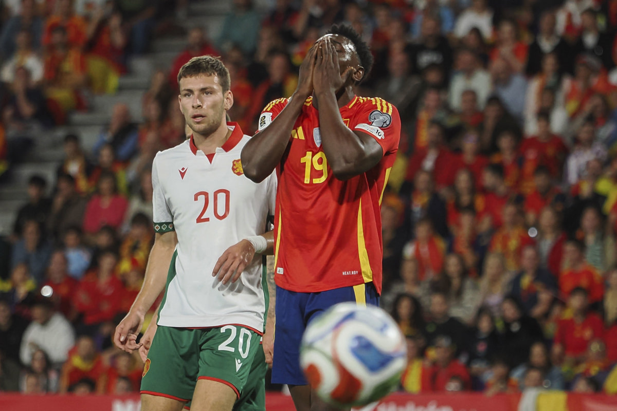 El delantero de la selección española de futbol Samu Aghehowa (d). (Foto de archivo de R. García de la agencia EFE)