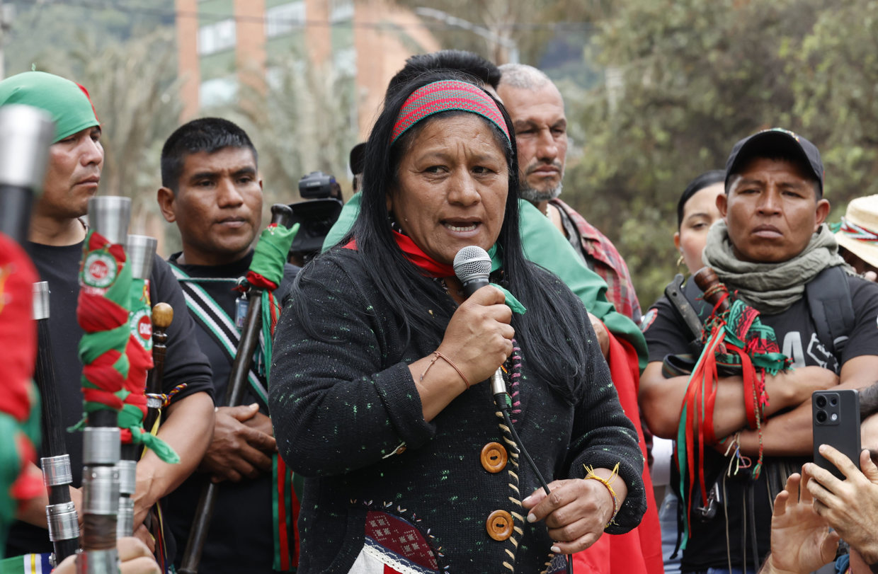 La senadora indígena Aida Quilcué (c), hablando durante una protesta en Bogotá (Colombia). (Foto de archivo de Mauricio Dueñas Castañeda de la agencia EFE)