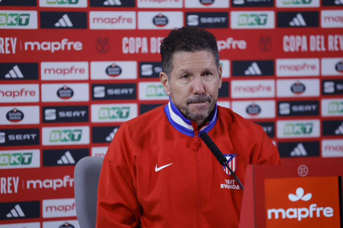 Diego Simeone, durante la rueda de prensa tras el entrenamiento del Atlético de Madrid, preparatorio del partido de ida de las semifinales de la Copa del Rey contra el Barcelona, este miércoles en la Ciudad Deportiva de Majadahonda. (Foto de Zipi Aragón de la agencia EFE)