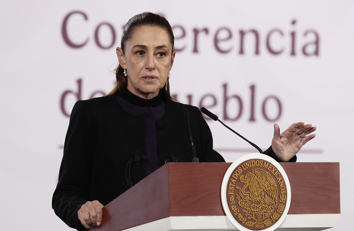 La presidenta, Claudia Sheinbaum, habla en una rueda de prensa este lunes, en Palacio Nacional de la Ciudad de México (México). (Foto de José Méndez de la agencia EFE)
