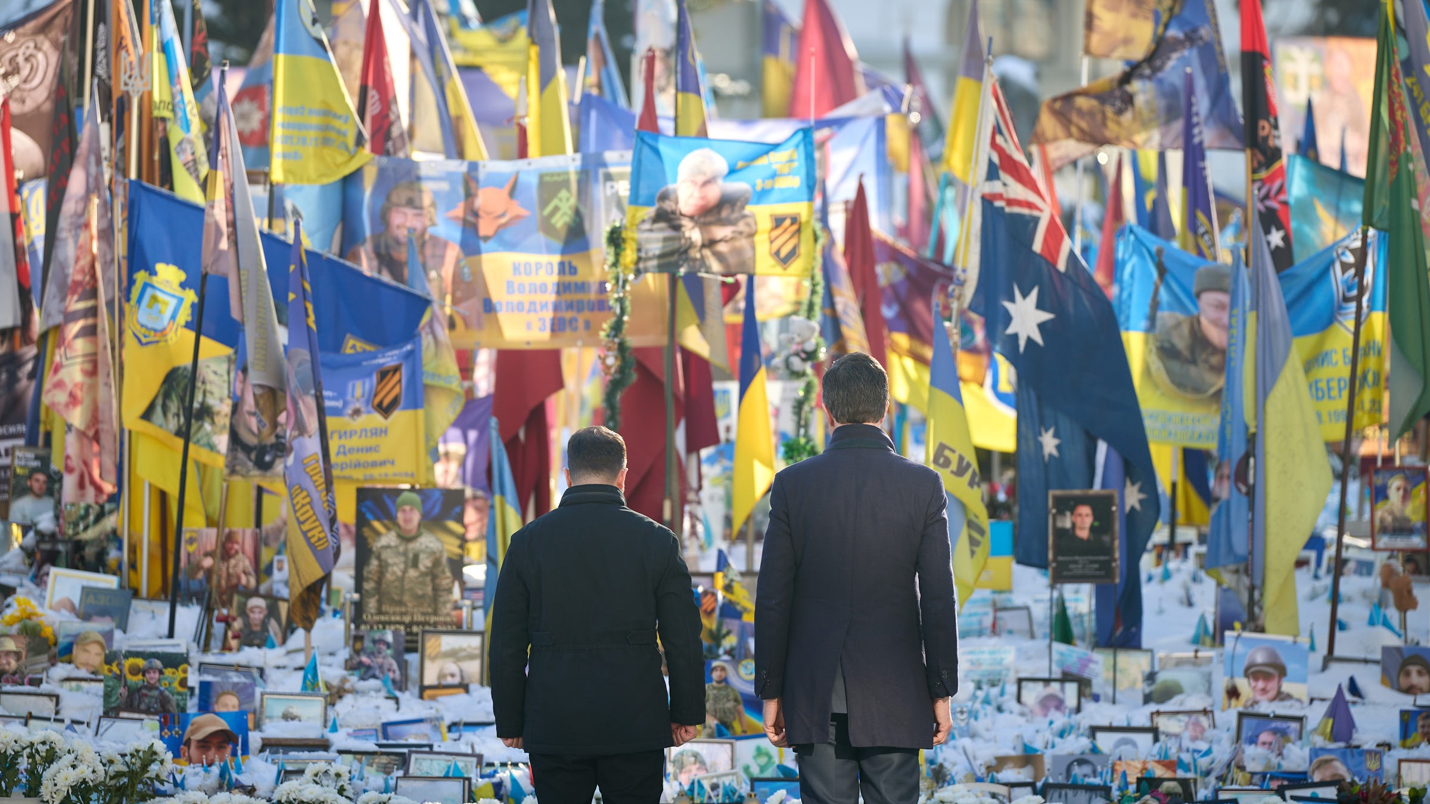El presidente ucraniano, Volodímir Zelenski, y el secretario general de la OTAN, Mark Rutte, visitan el Monumento a la Memoria Nacional en la Plaza de la Independencia de Kiev, este martes. (Foto Presidencia de Ucrania)