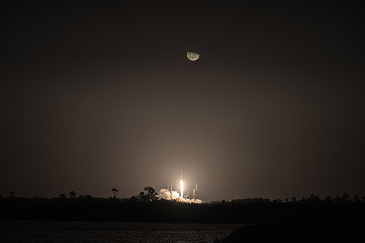Imagen del 12 de febrero de 2023 cedida por SpaceX donde aparece el cohete Falcon 9 despegando hacia la luna en su misión para abastecer la Estación Espacial Internacional desde el Complejo de Lanzamiento Espacial 40 (SLC-40) en la Estación de la Fuerza Espacial en Cabo Cañaveral, Florida (EUA)