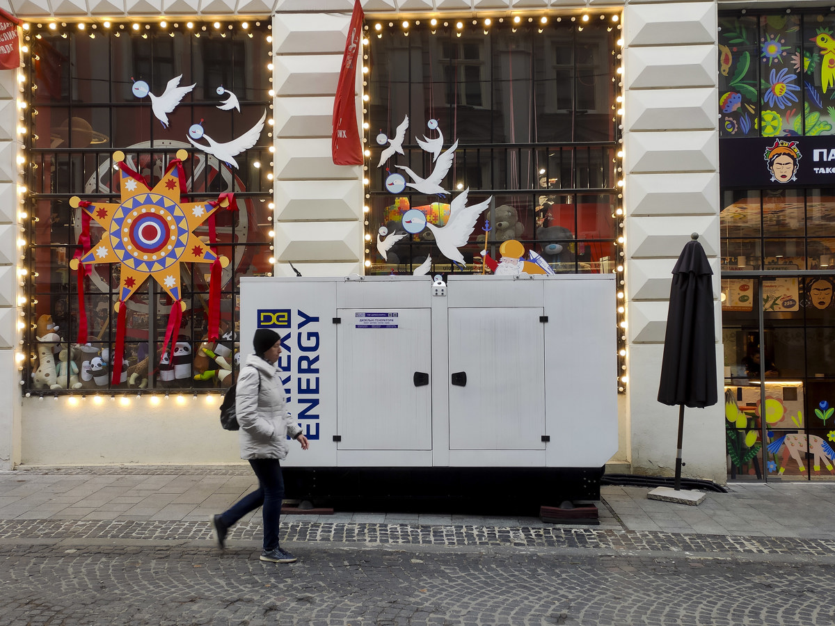 Un generador de energía en una calle de Ucrania. (Fotografía de archivo de Rostyslav Averchuk de la agencia EFE)