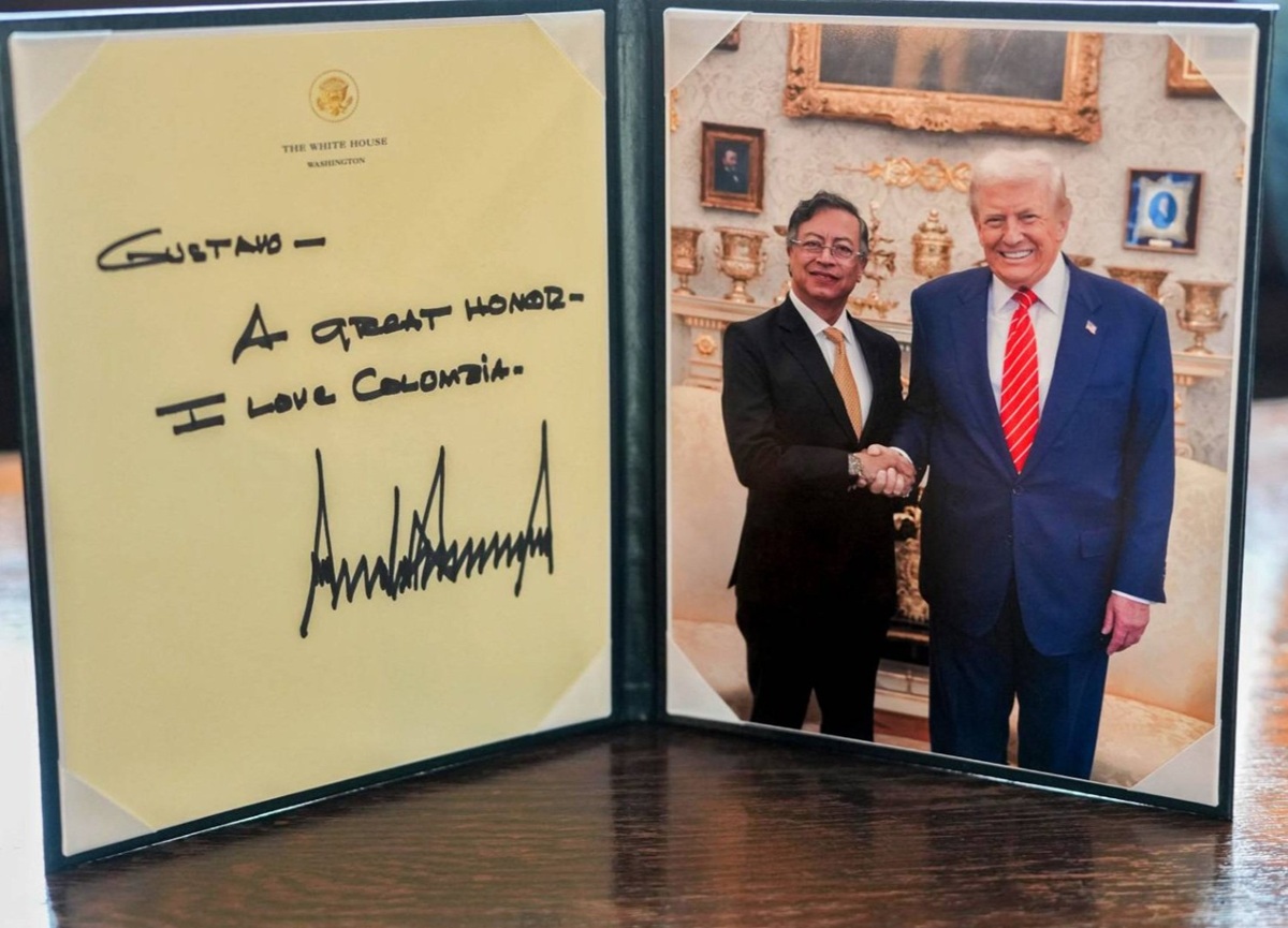 Fotografía publicada en la red social X en la cuenta @petrogustavo del presidente de Colombia, Gustavo Petro, posando en una imagen junto a su homólogo de Estados Unidos, Donald Trump en Washington (Estados Unidos). (Foto de @petrogustavo/EFE)